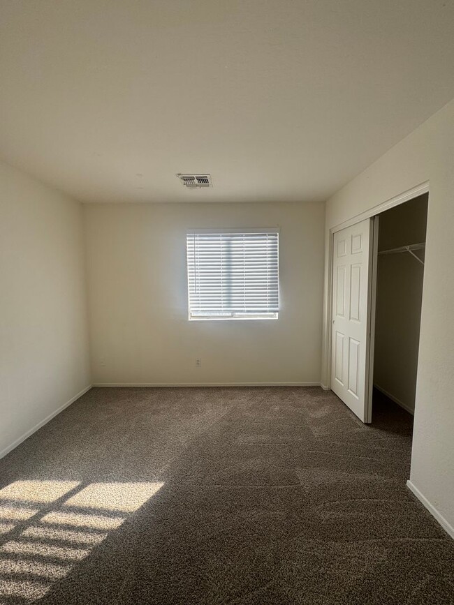 Building Photo - 4 BEDROOM IN PARK MEADOWS