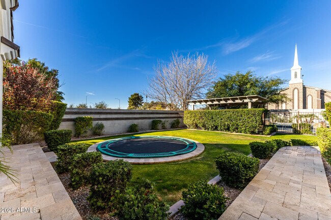 Building Photo - 2013 E Mallory St