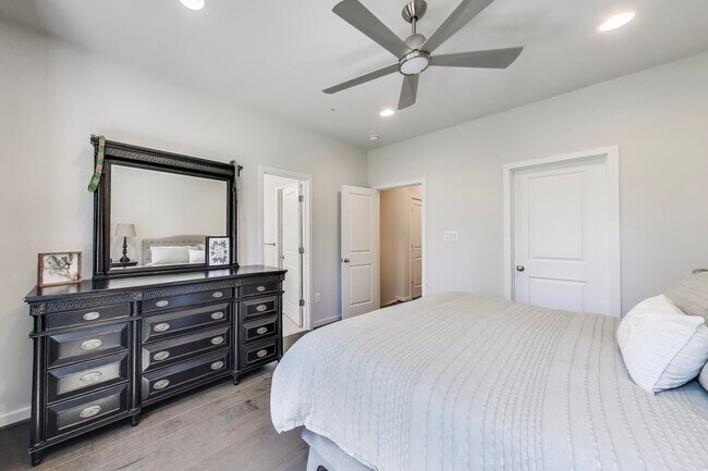 Building Photo - Stunning Contemporary Townhome - 4 Bedroom...