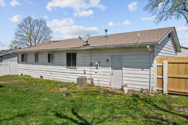 Building Photo - 807 Estate Dr