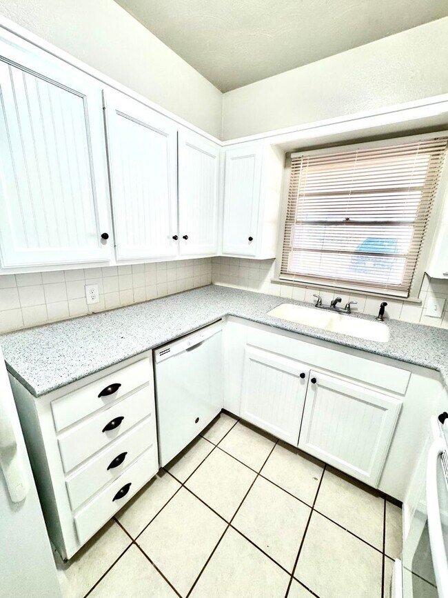 Building Photo - 3221 33rd St