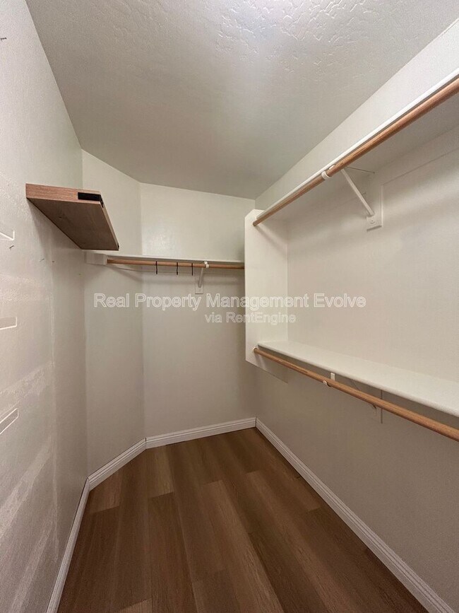 Building Photo - 4926 E Whitehall Dr