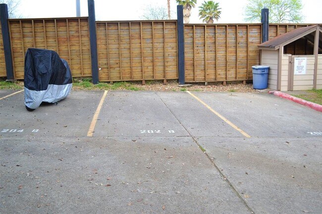 Building Photo - 202 Lakeview Terrace