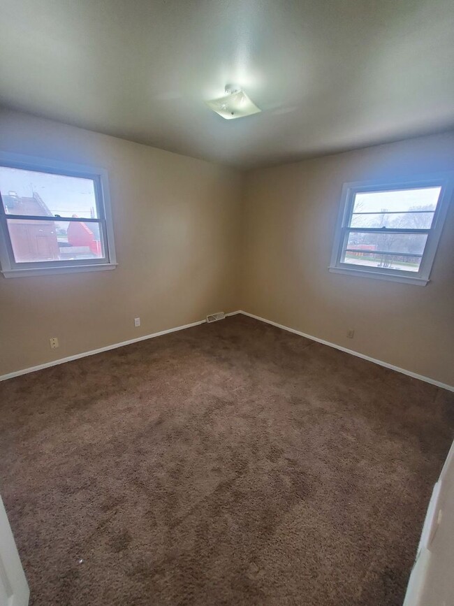 Building Photo - 8615-8617 N 106th St. (Townhouse)