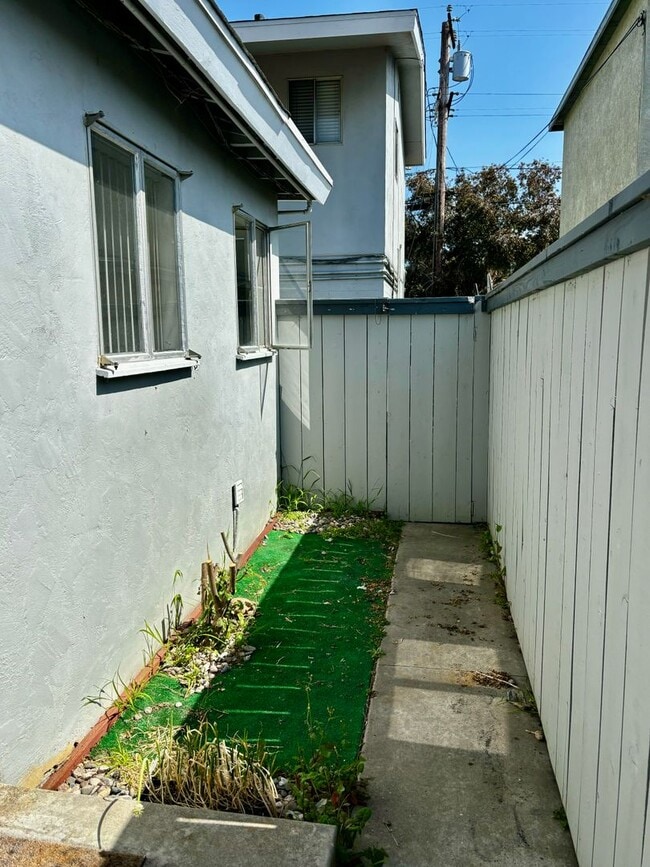 Building Photo - 1 Bed/1 Bath Pacific Beach