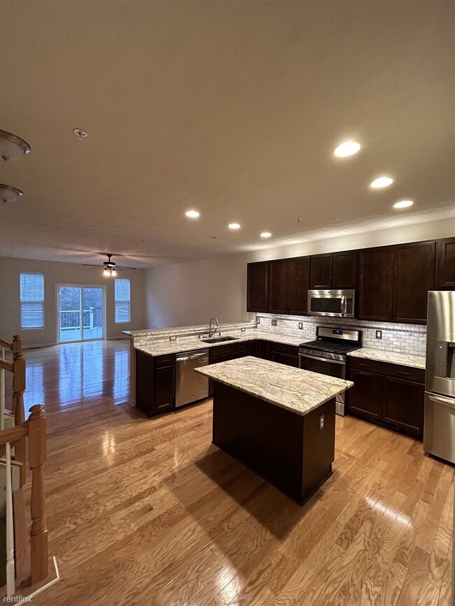 Building Photo - 4 br, 3.5 bath Townhome - 120 Robert Street