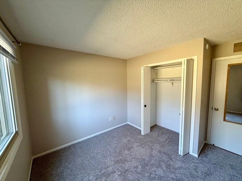 Building Photo - 8856 Jasmine Ln