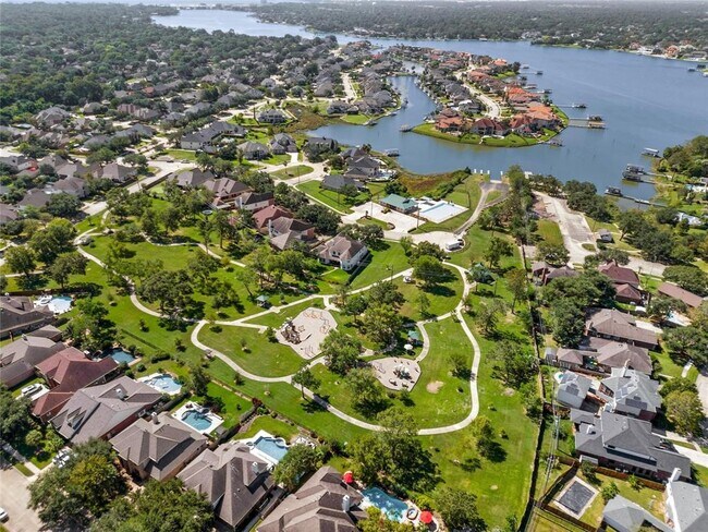 Building Photo - 2645 Lakeway Dr
