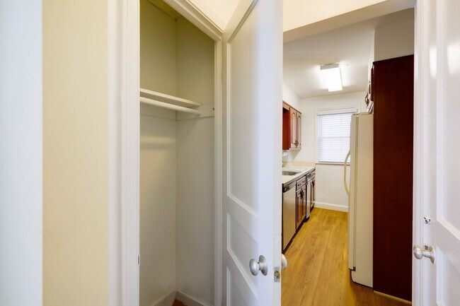 Building Photo - Charming 3BR/2BA Home with Bonus Room, Sunroom & Private Driveway – Prime Hyattsville Location!