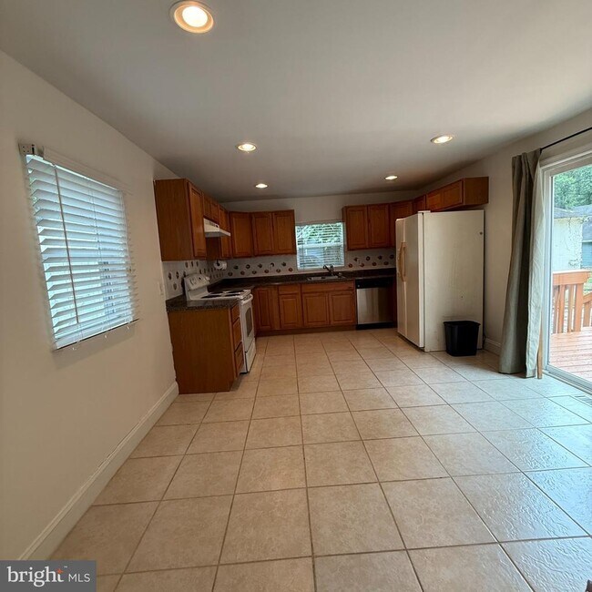 Building Photo - 862 Birch Trail