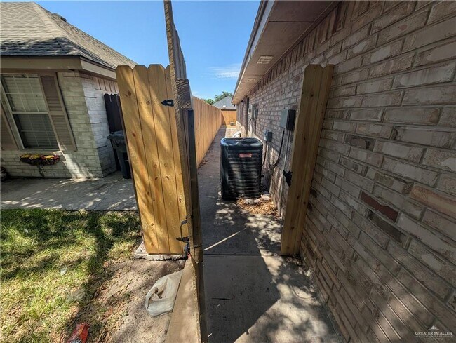 Building Photo - 19 La Cantera St