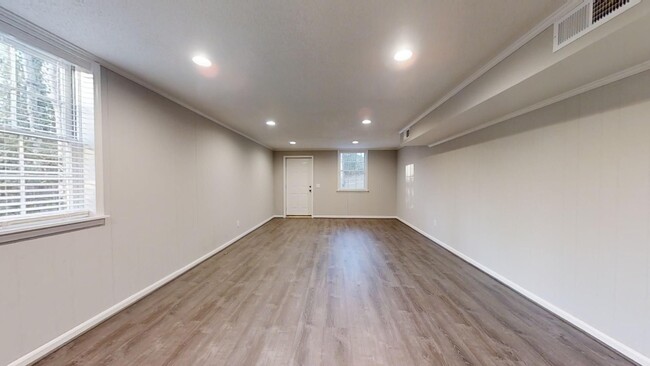 Building Photo - Spacious Home Conveniently Located close t...