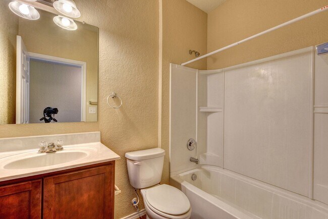 Building Photo - 4 Bedroom/3 Bath Ridge of Silverado Hills Subdivision