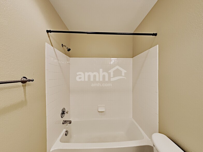 Building Photo - 13954 Ivy St