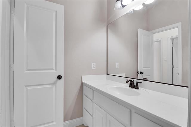 Building Photo - 13865 Pomegranate Dr