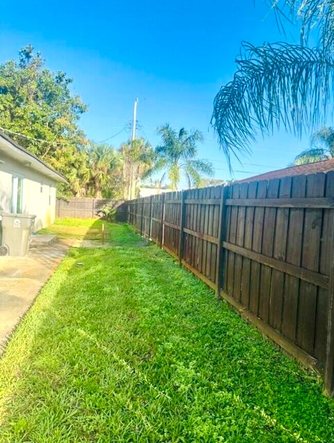 Building Photo - 9305 Sunrise Dr