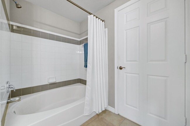 Building Photo - FOR RENT: Fully Furnished 1-Bedroom Lakeview Condo (6–7 Month Lease Only) The Hamptons at MetroWe...