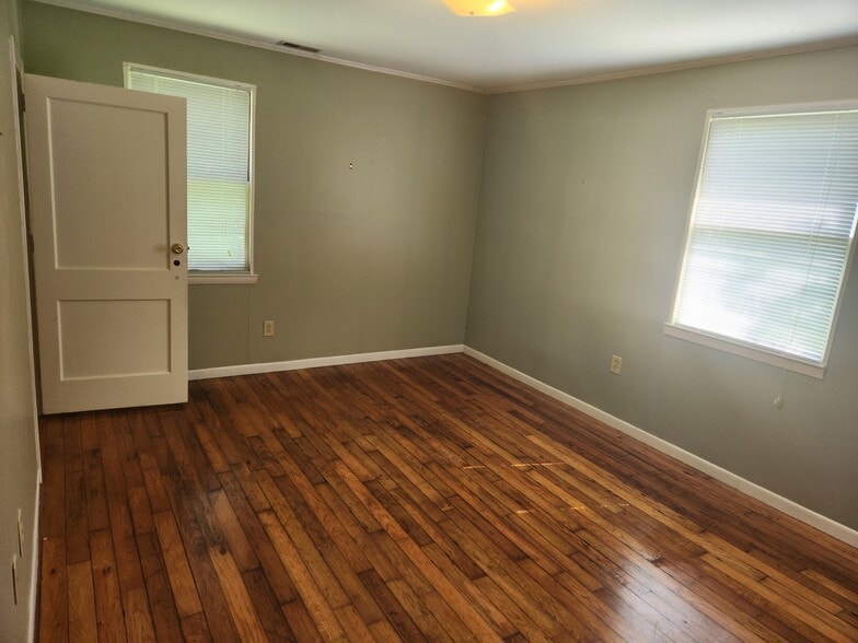 Master BR - 5112 Schubert Rd