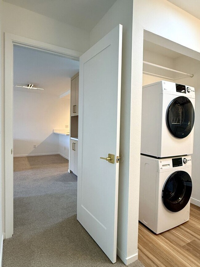 Building Photo - Recently Updated One Bedroom condo in the desirable Shelter Ridge Complex for rent!