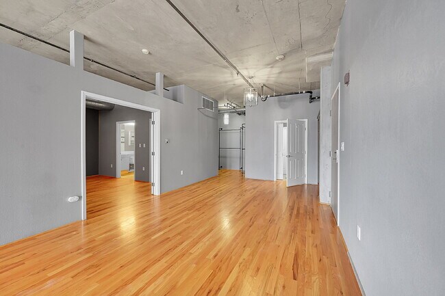 Building Photo - $2,595.00, 1 bed, 1.5. bath located in Denver