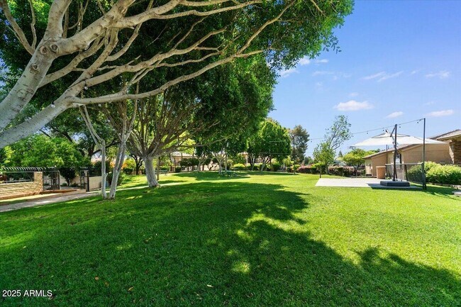 Building Photo - 5200 S Lakeshore Dr