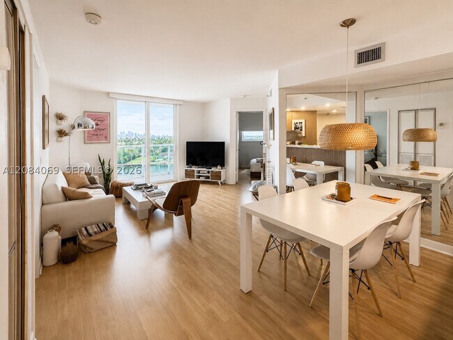 Building Photo - 5880 Collins Ave