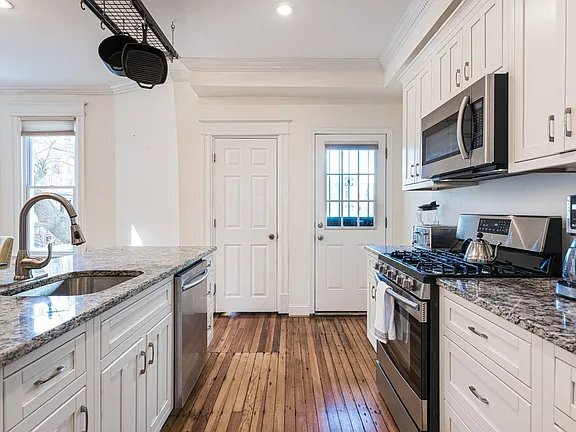 Building Photo - 1008 8th St NE