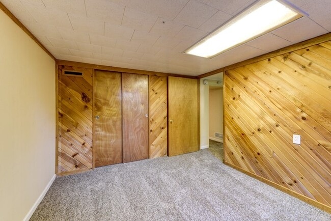 Building Photo - Beautiful and LARGE 4 bed 3 bath Home in D...