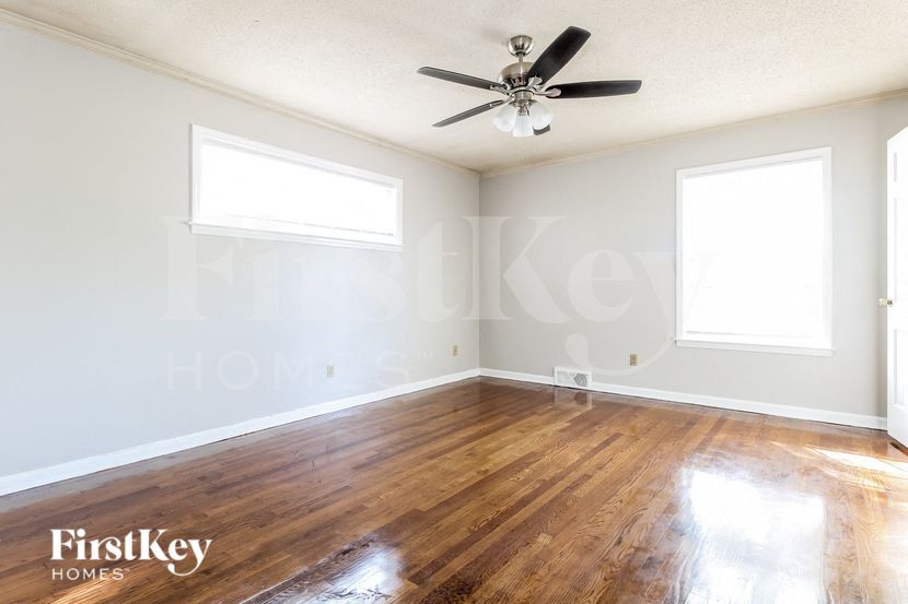 Building Photo - 4560 Parkwood Rd