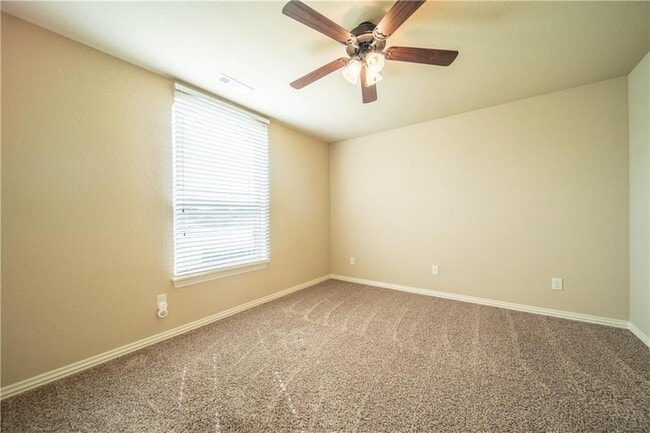 Building Photo - 704 SW Cabriolet St