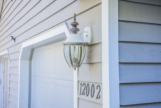 Building Photo - Lovely 3 bedroom, 2.5 Bathroom townhouse s...