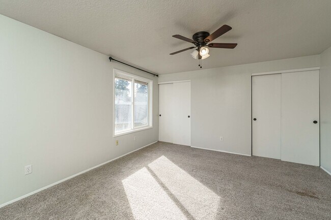 Building Photo - 4 Bedroom 2.5 Bathroom With Large Fenced B...