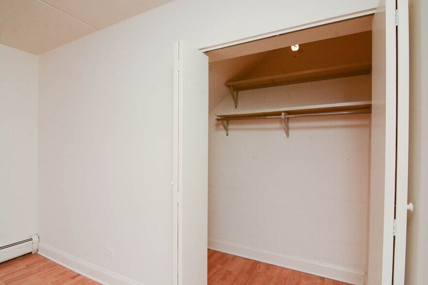 Building Photo - 622 W Wellington Ave