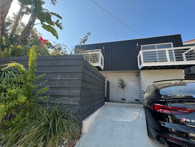 Building Photo - 6121 Glen Holly St