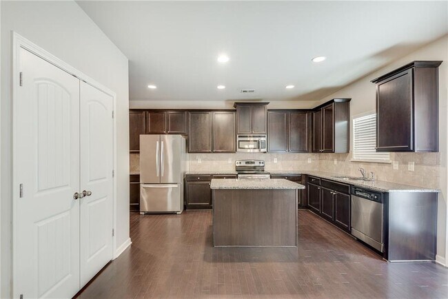 Building Photo - 933 Whitfield Oak Way NE