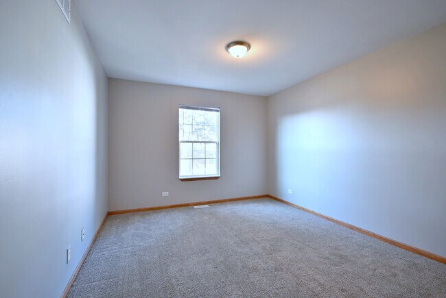 Building Photo - 19 E Pineview Dr
