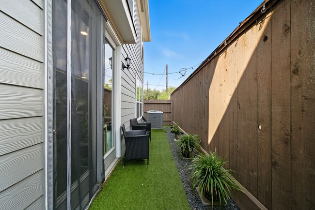 Building Photo - 8624 Cedar Plains Ln