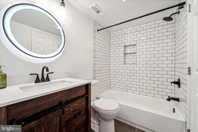 Building Photo - 708 Continental Dr