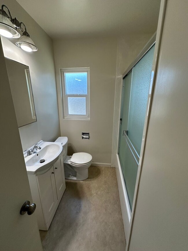 Building Photo - 2 bed/1 bath with garage