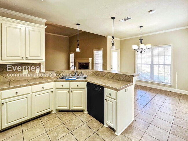 Building Photo - 3 Bed, 2 Bath Home with Garage / Pet-Friendly / Available Now!