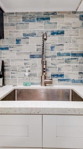 Building Photo - 137 Carnation Ave