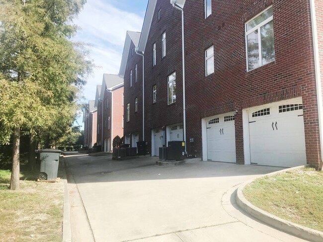 Building Photo - 3 Story Townhome Overlooking The Savannah ...