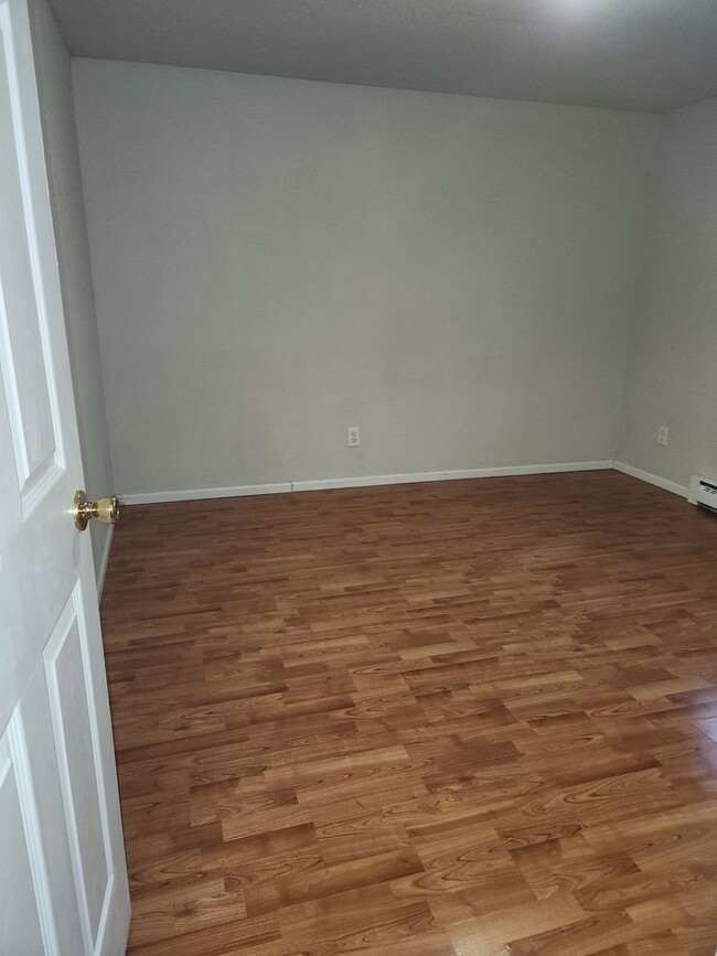 Building Photo - 2bed 1bath Duplex