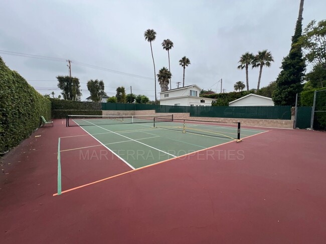 Building Photo - 3 Bed/2.5 Bath Townhome In Eastside Costa ...