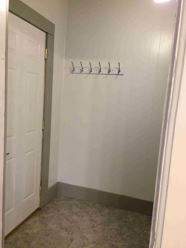 Building Photo - 317 Klingenberg Terrace