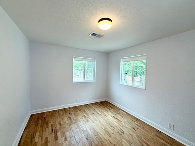 Building Photo - Move-in Ready Ranch