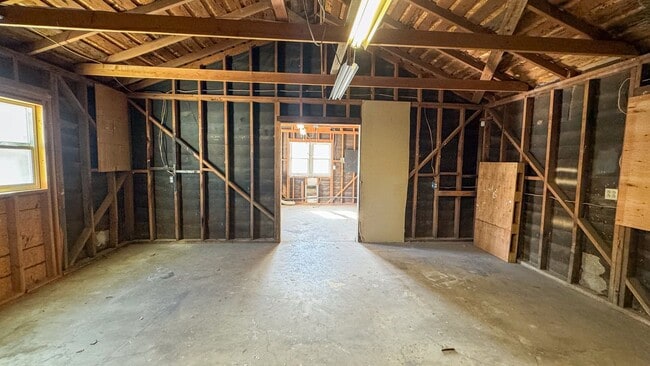 Building Photo - 3-Bed, 2-Bath Single Story Home with Big Y...