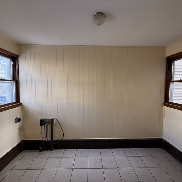 Building Photo - 713 S Front St