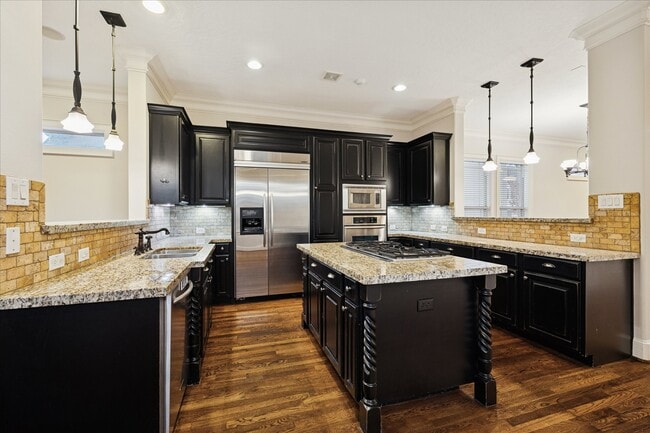 Building Photo - 840 Alexander St