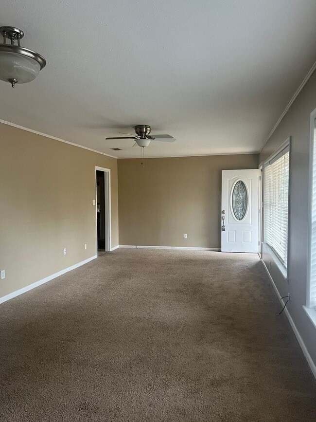 Building Photo - 101 Willow Dr